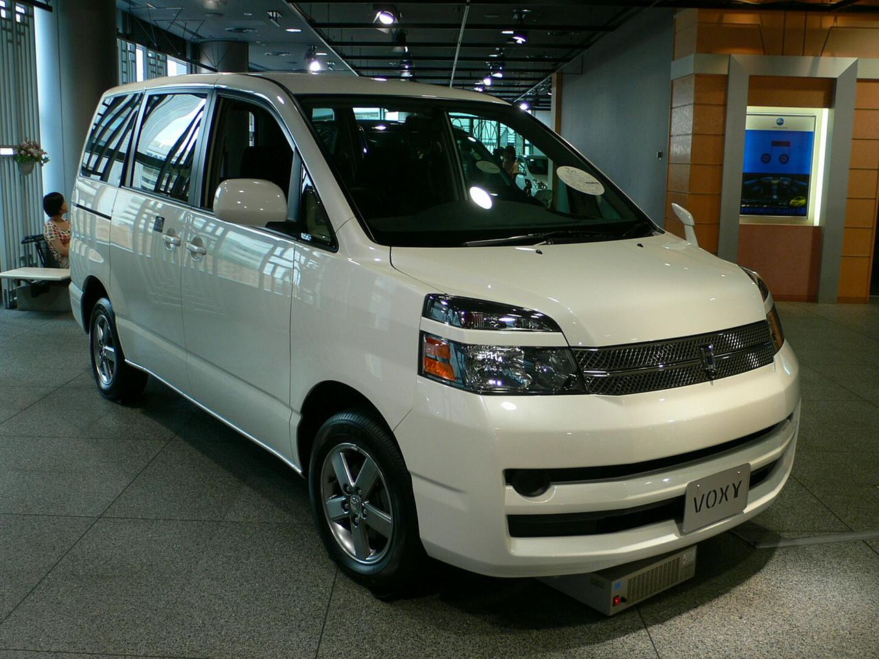 古いミニバンだけど意外と高機能？トヨタ 60系ヴォクシー(VOXY)の機能 