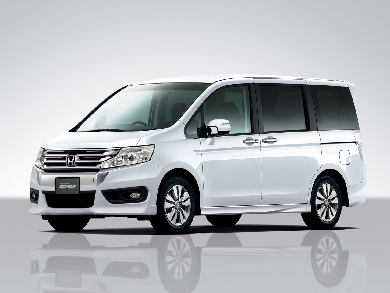 新旧比較】ホンダ ステップワゴンの新型・旧型の違いを紹介 