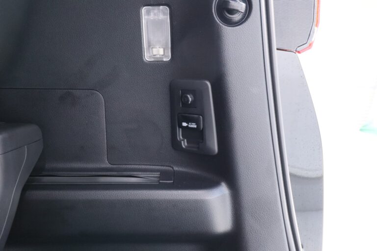 アルファード30系後期コンセント