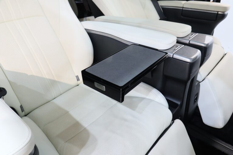 2018年式アルファードハイブリッド エグゼクティブラウンジＳ2列目内装