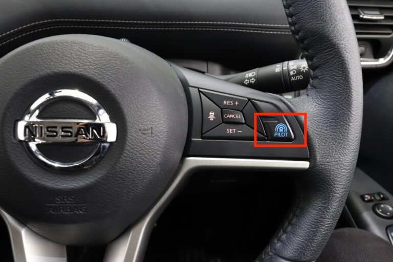 セレナのプロパイロットボタン
