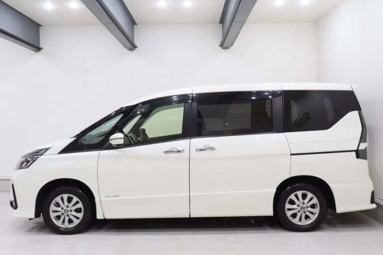 セレナ ハイウェイスターV 防水シート車（2020年式）サイド