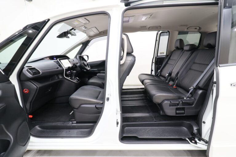 セレナ ハイウェイスターV 防水シート車（2020年式）室内