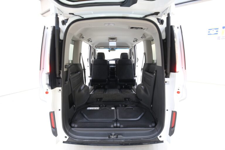 ステップワゴン「マジックシート（3列目分割床下格納シート）」機能