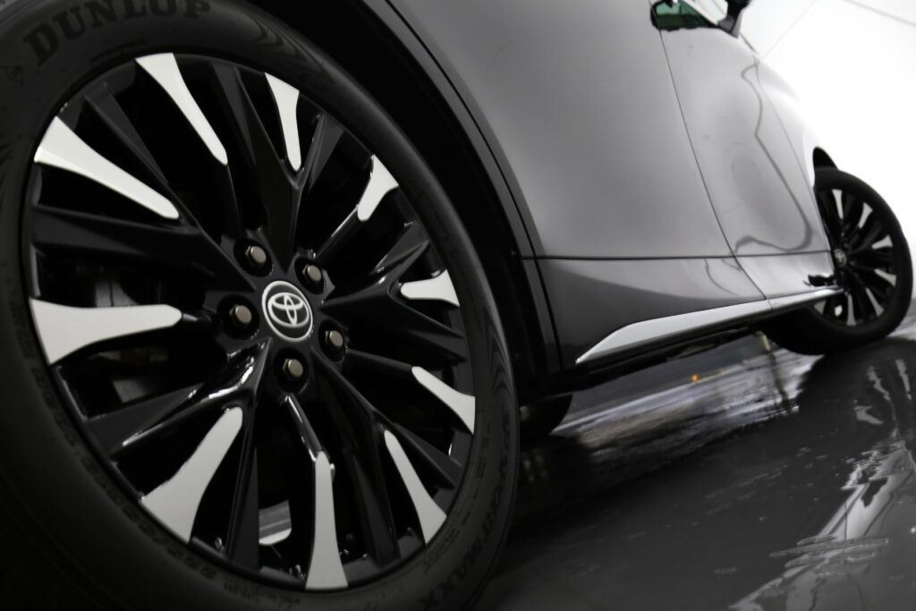 ▶225/55R19タイヤ&19x7Jアルミホイール（切削光輝＋ブラック塗装）